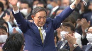 首相 菅さんのバンザイ 手を振る姿がかわいい 笑顔に癒される声も 話題ジャーナル